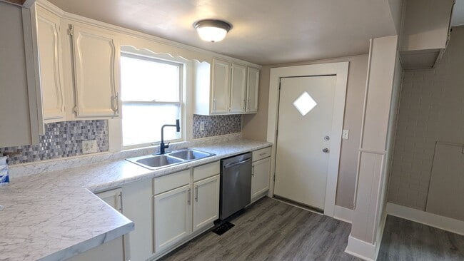 Building Photo - Bonus rooms galore in updated West End home!