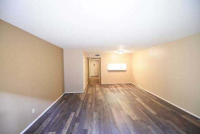 Building Photo - Spacious 2 story townhome in gated and gua...