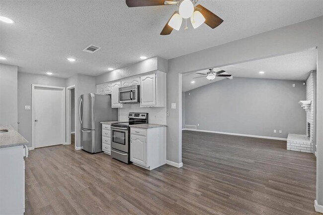 Building Photo - 2909 Lake Park Dr