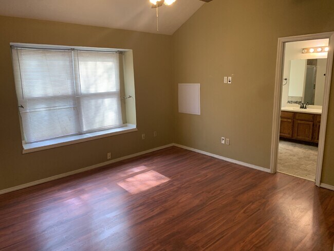 Building Photo - "Spacious 3-Bedroom Oasis with 2 Full Bath...