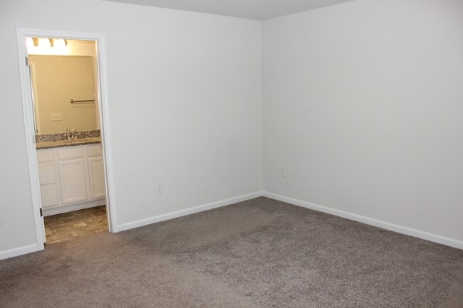 Building Photo - 15 Apricot Ln