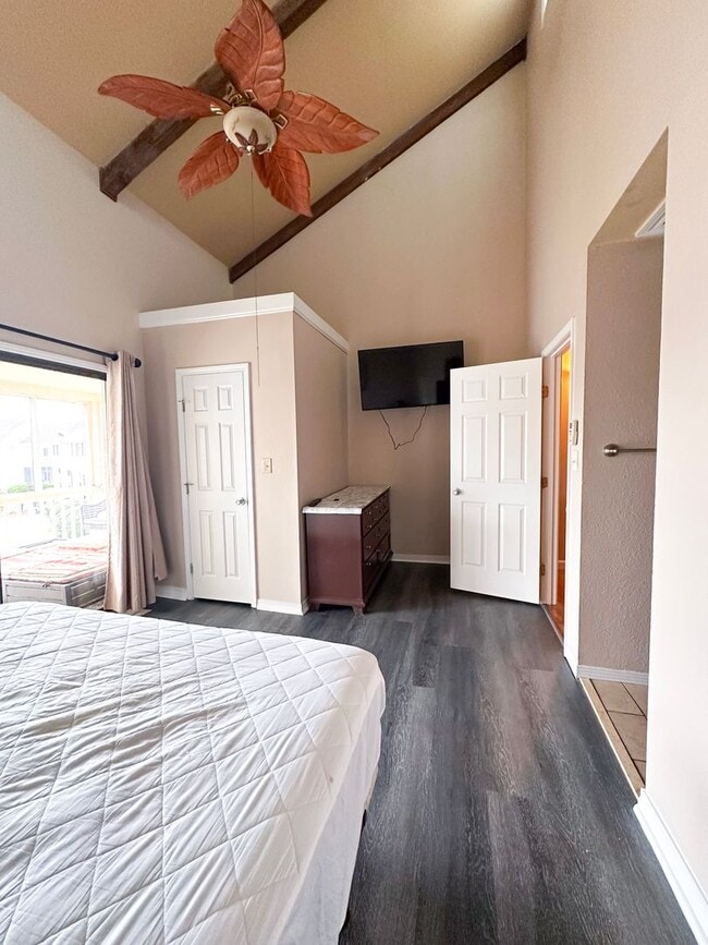 Building Photo - Unfurnished 2 Bedroom Townhome Near the Be...