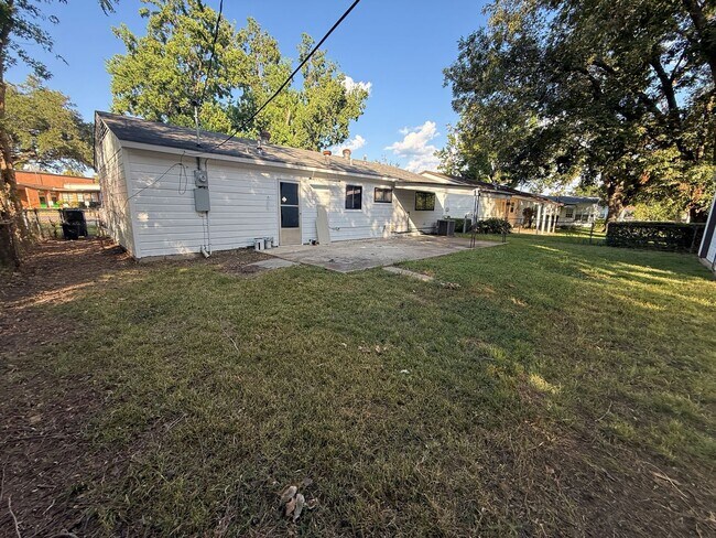 Building Photo - 3002 Inda St