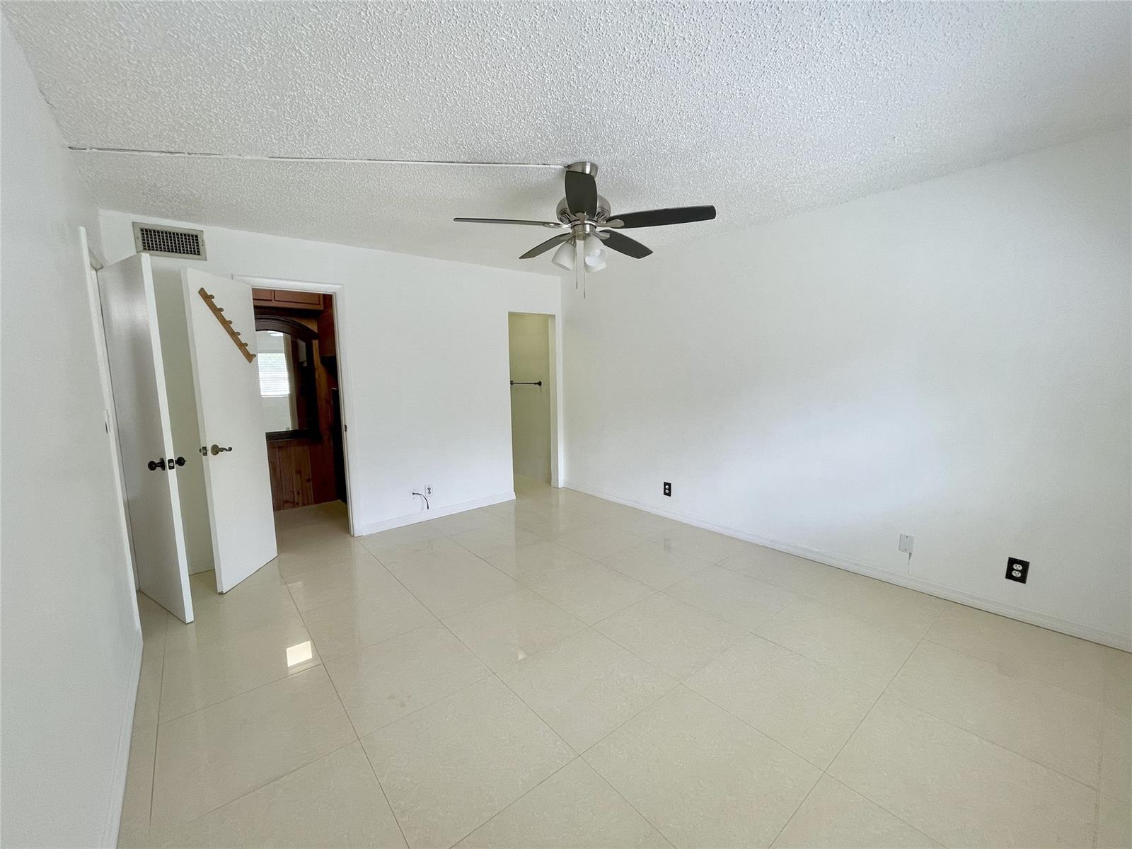 Building Photo - 5090 SW 64th Ave