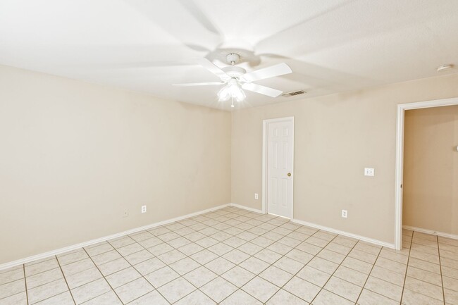 Building Photo - Duplex for lease with private backyard