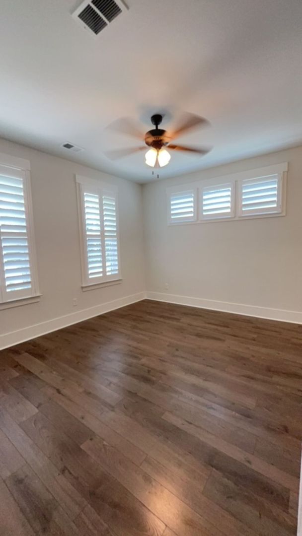 Building Photo - 4 bedroom, 3.5 bath