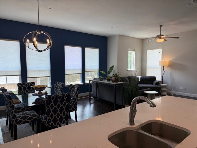 Building Photo - 111 Sumac St