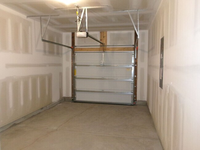 Building Photo - 3 bedroom, 3 bath townhome in Blue Heron Retreat