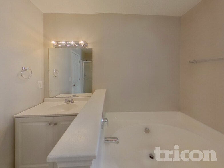 Building Photo - 482 Fox Trot Dr