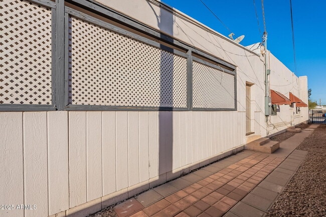 Building Photo - 745 E Pierce St