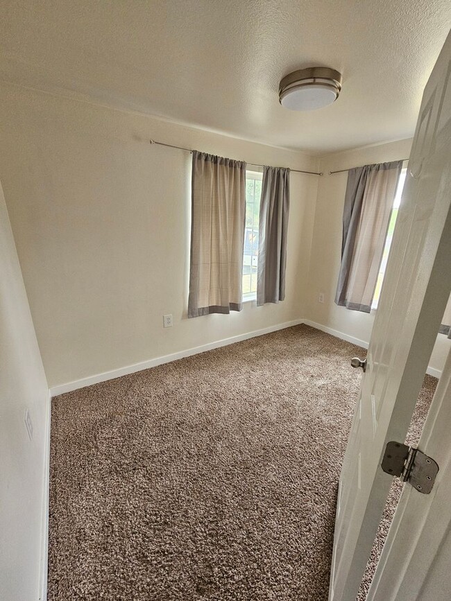 Building Photo - Serene 4 bedroom farmhouse in a quiet coun...