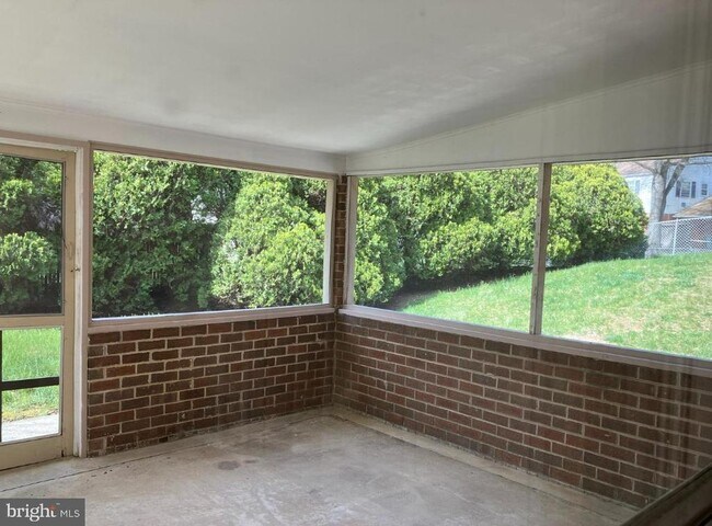 Building Photo - 11 Thurston Dr