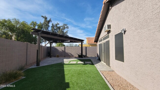 Building Photo - 8817 E Dahlia Dr