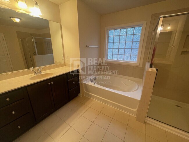 Building Photo - Breathtaking 4bd/3ba Deluxe home next to L...