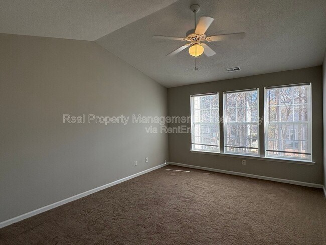 Building Photo - 9704 Erinsbrook Dr