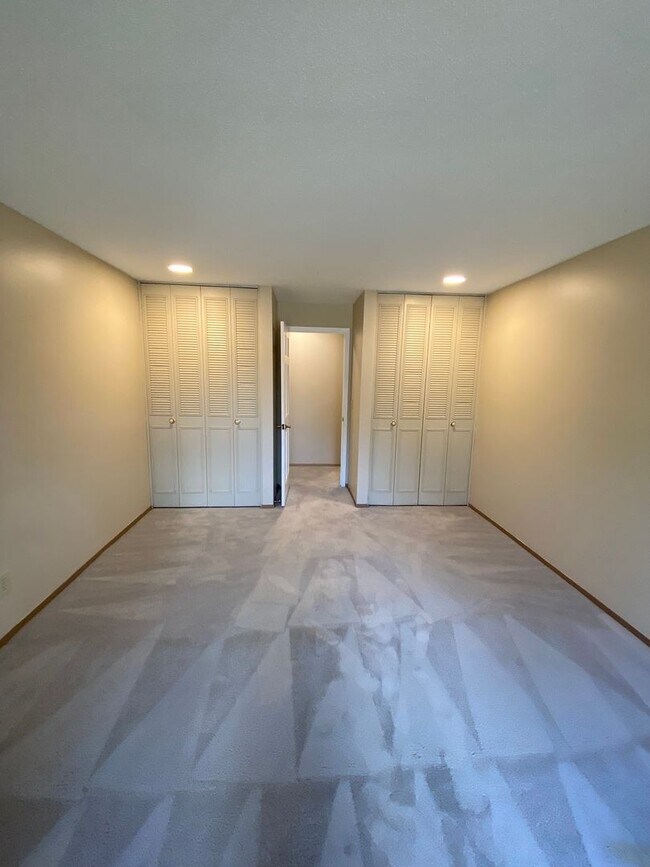 Building Photo - V10301-215