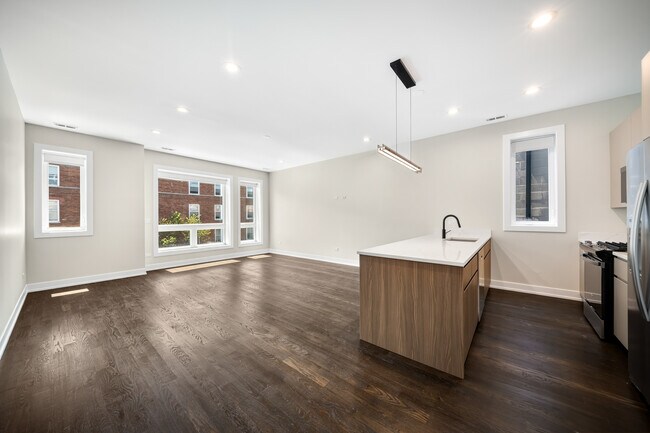 Building Photo - 406 E 50th Pl
