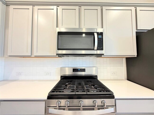 Building Photo - 2000 Daleside Ln