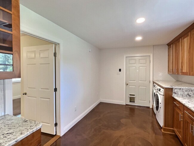 Building Photo - 3 BD Home with 30 x 40 Shop with Four 10 x 12 Attached Stalls