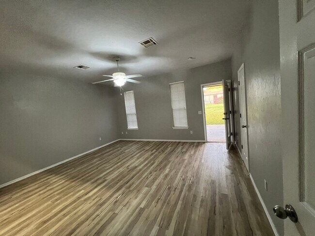 Building Photo - 1000 N Gale Ave