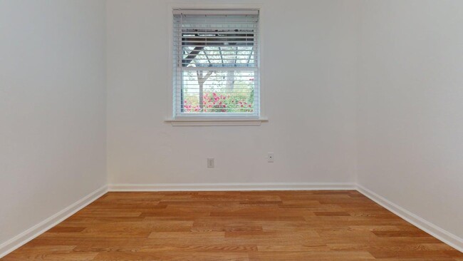 Building Photo - 1604 SE Jarman Ave