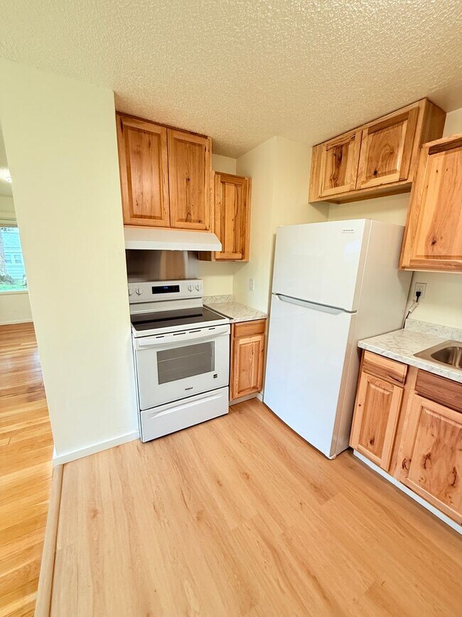 Building Photo - Duplex unit close to Olympic College.