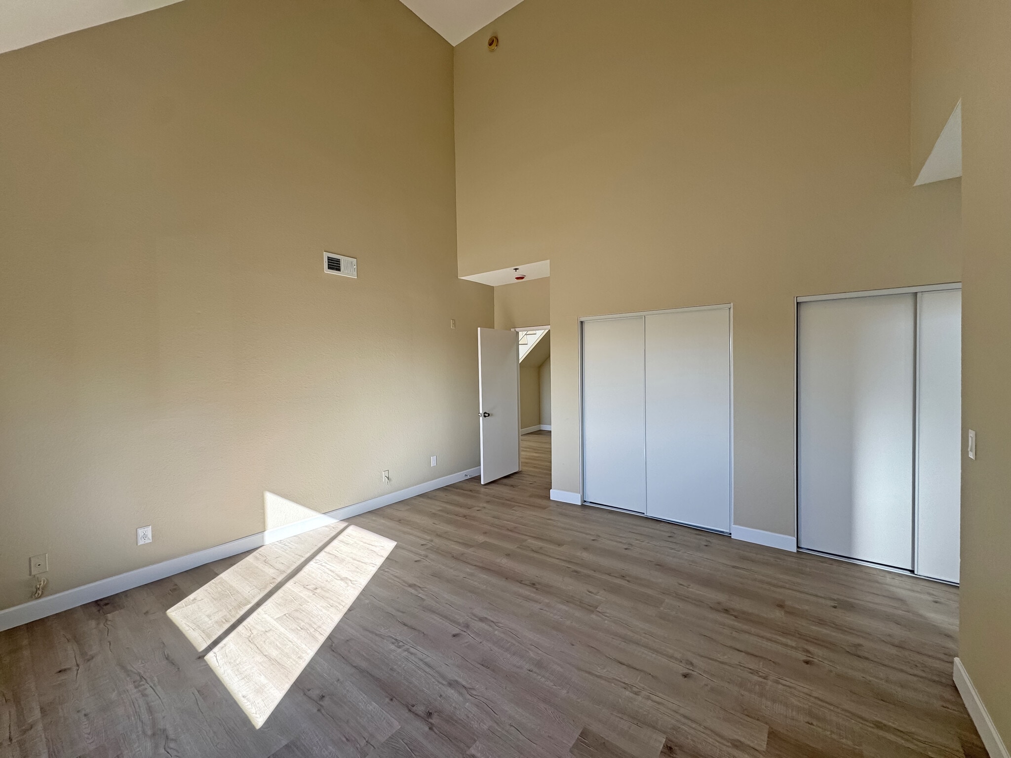 Building Photo - 156 S Oak Knoll Ave