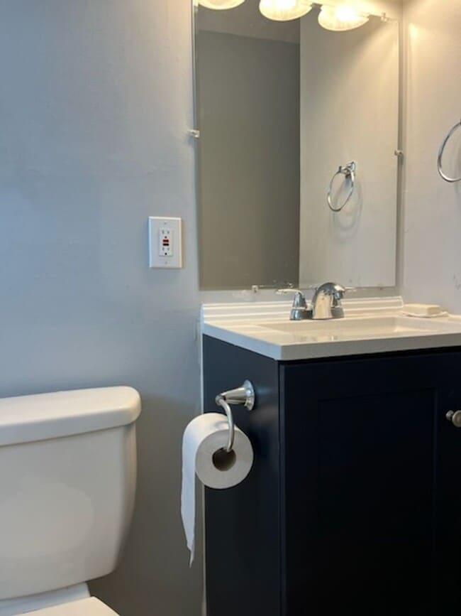 Building Photo - Nice 3 Bedroom 1 Bathroom Ranch