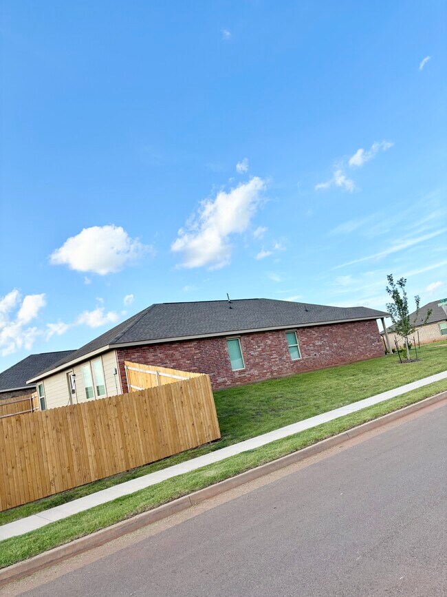 Building Photo - 2013 Paper Birch Pl
