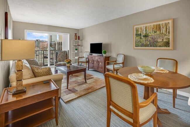 Building Photo - Perfect Downtown Furnished 1 BR Apartment