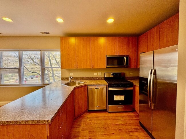 Building Photo - 3 Bedroom Apartment in Rogers Park