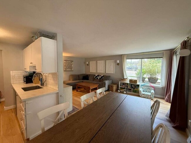 Building Photo - 2 Bedroom 2 Bathroom + Parking and Storage!