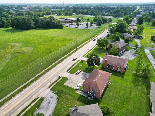 Building Photo - 406 W Southampton Dr