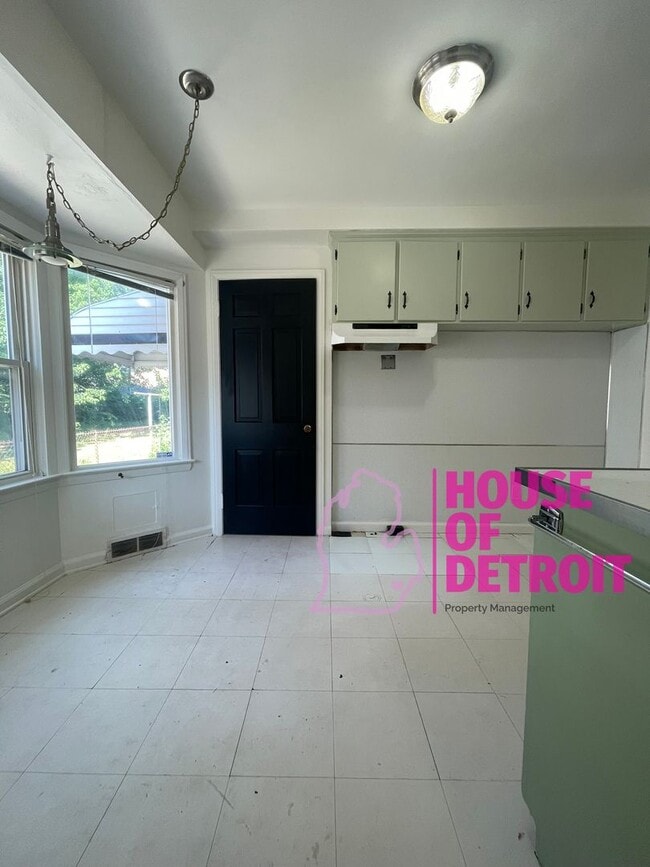 Building Photo - Summer Special~ 3 BEDROOM 1 BATH BUNGALOW ...