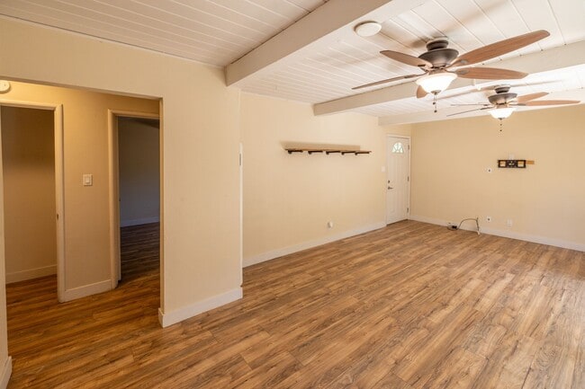 Building Photo - Beautifully updated 2 Bedroom Near Downtow...