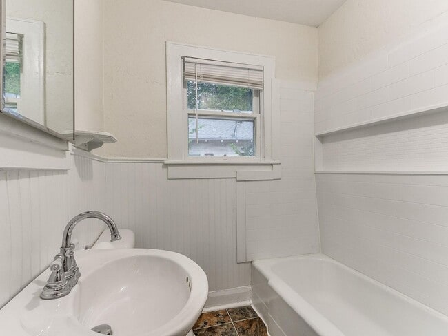 Building Photo - 3 Bedroom 1 Bath home in Shawnee!