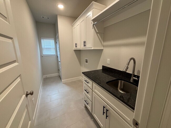 Building Photo - Cozy 4 Bedroom/2.5 Bath Home in a Wonderful Neighborhood