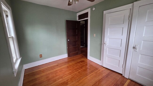 Building Photo - 4 bed 2 bath home
