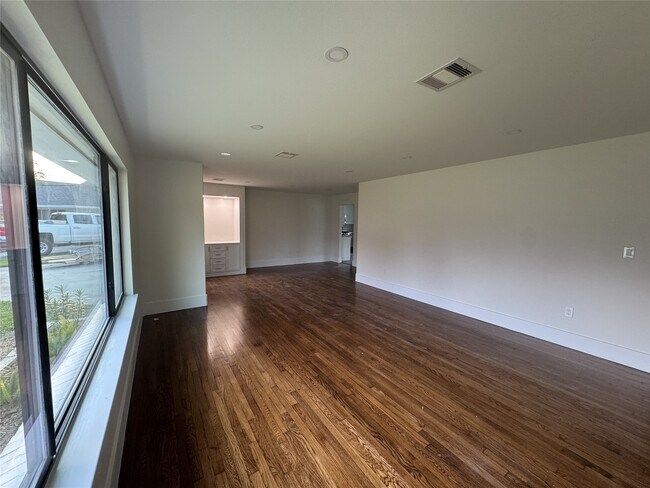 Building Photo - 6 Pom Ct