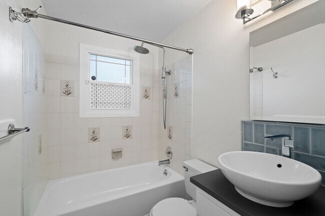 Building Photo - Spacious Five Bedroom Shadle Park Rancher