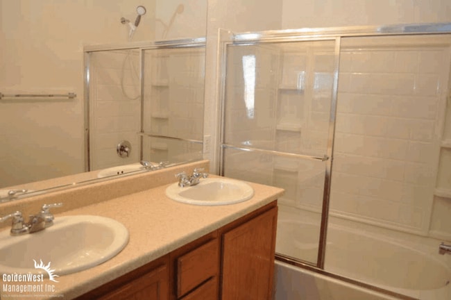 Building Photo - Gorgeous 3Bdm 2Ba Corner Lot Home in a Gat...