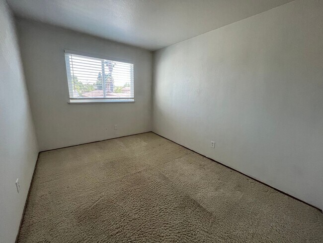 Building Photo - Spacious 3bed 2.5bath 2 story home available now!