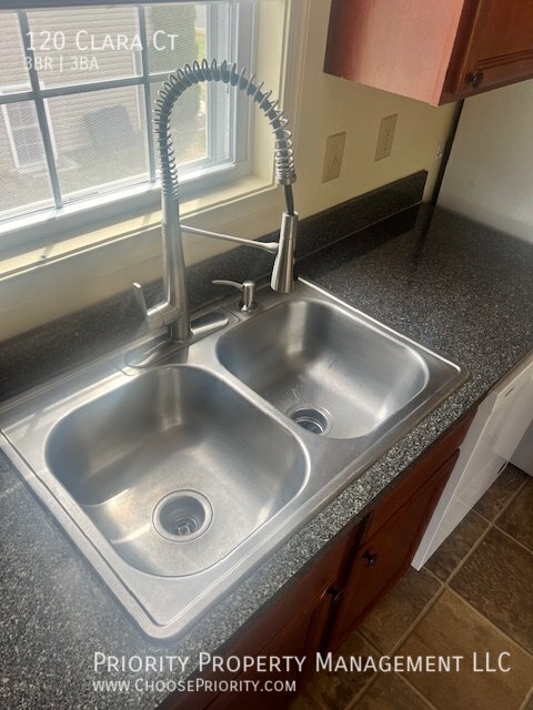 Building Photo - 120 Clara Ct