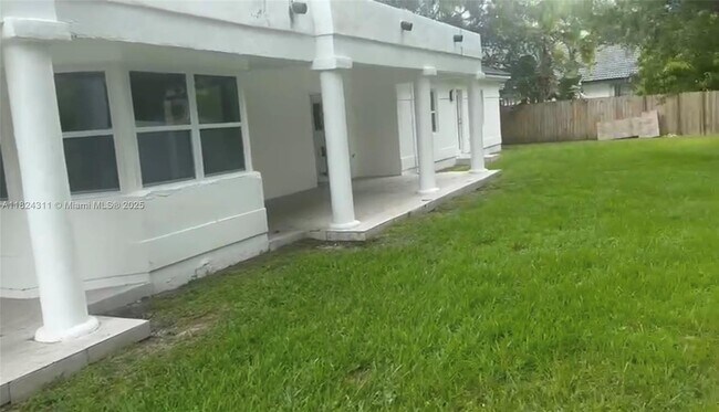 Building Photo - 18420 SW 77th Ct