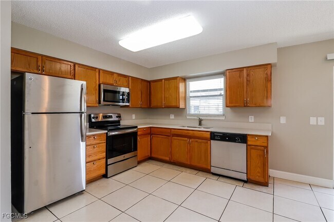 Building Photo - 18529 Phlox Dr