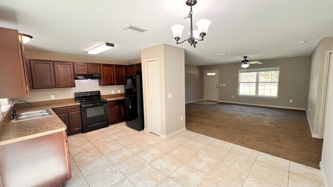 Building Photo - 3 BD/2BA Home in Beautiful Ocklawaha Ready for Move-In