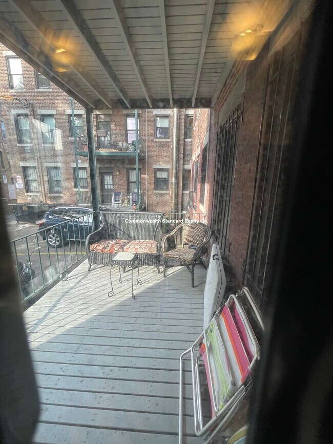 Building Photo - 27 Glenville Ave