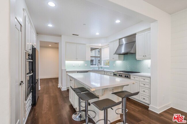 Building Photo - 5800 Seawalk Dr