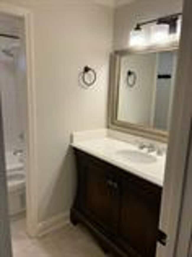 Building Photo - Spacious 3 bed/2 bath rental - Available early June!