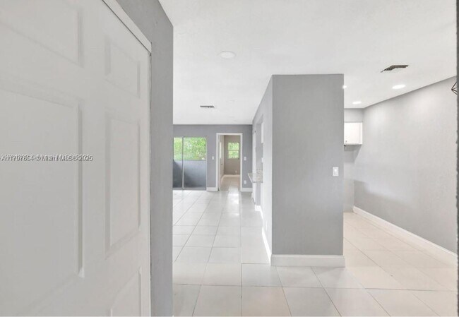 Primary Photo - 825 SW 10th St